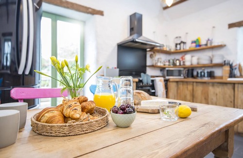 Angle Casa | Bangeston Farmhouse, Holiday Home Angle, Sleeps 11, 4 bedrooms, bathrooms
