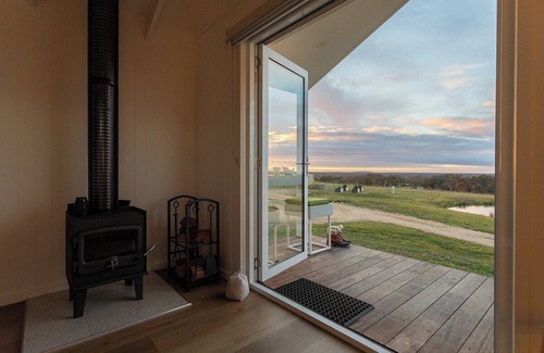 Seaton Cabina | Banjos Cabin Gippsland | Valley Views · Luxury Eco Escape | Pond Valley Views Fi