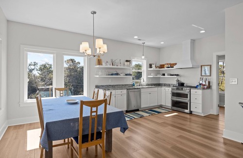 Cedar Island Casa | Banks' Haven-Sound Front/Pet Friendly Home