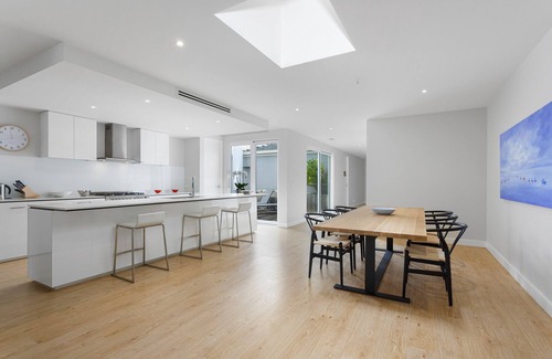 Blairgowrie Casa | Banksia House - modern luxury with fireplace and pool