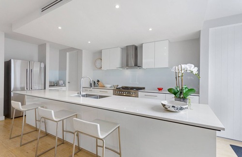 Blairgowrie Casa | Banksia House - modern luxury with fireplace and pool