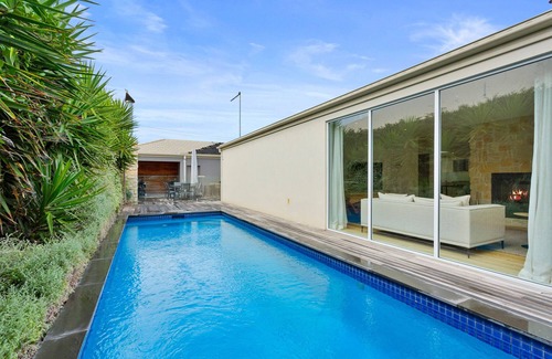 Blairgowrie Casa | Banksia House - modern luxury with fireplace and pool