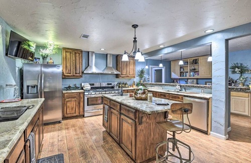 Forestburg Apartamento | Banquet Hall & Pool: Expansive Forestburg Ranch!