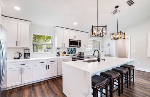 East Rocks Casa | Banyan Beach House on the west end in East Rocks neighborhood!