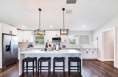 East Rocks Casa | Banyan Beach House on the west end in East Rocks neighborhood!