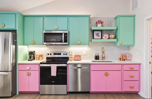 Greenwood Condominio | Barbie Dream Condo - Near Restaurants, Coffee & Bar