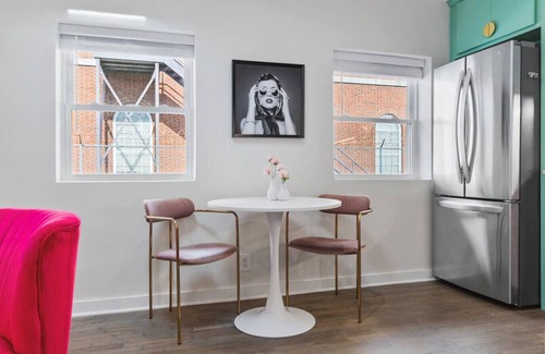 Greenwood Condominio | Barbie Dream Condo - Near Restaurants, Coffee & Bar