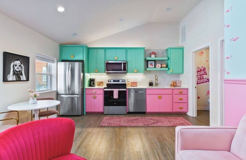 Greenwood Condominio | Barbie Dream Condo - Near Restaurants, Coffee & Bar