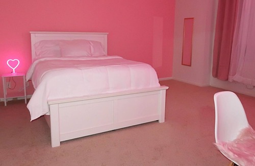 Rolling Mill Hill Casa | BARBIE'S PINK HOUSE 3 BDR 1 BATH