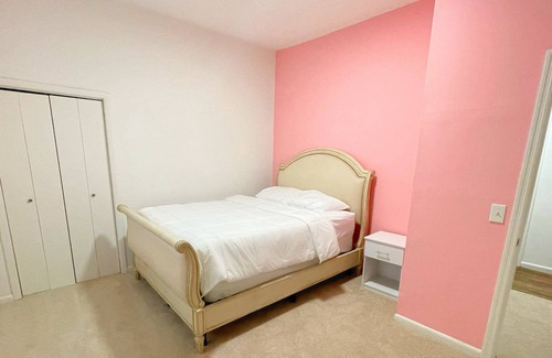 Rolling Mill Hill Casa | BARBIE'S PINK HOUSE 3 BDR 1 BATH