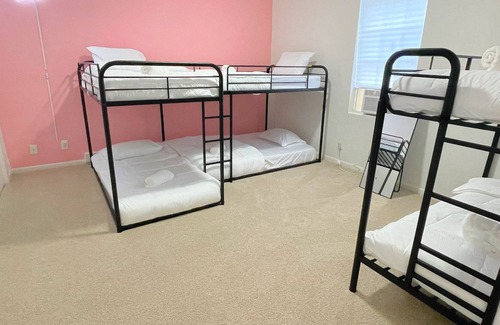 Rolling Mill Hill Casa | BARBIE'S PINK HOUSE 3 BDR 1 BATH