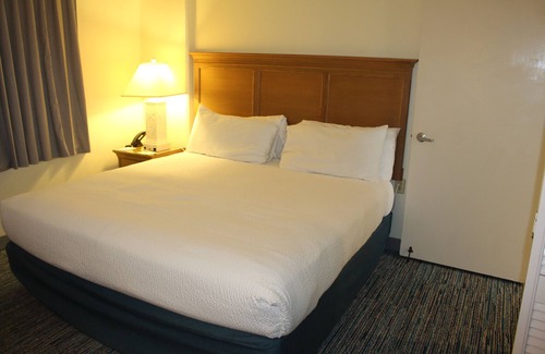Northeast Virginia Beach Complejo | Barclay Towers Resort Oceanfront Unit with Oceanfront Balcony or Oceanview Patio