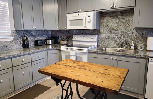 Kingsland Casa | Bare Feet Retreat: Family-Friendly Lakefront Escape.