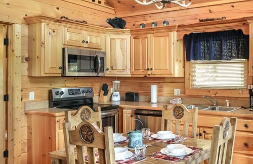 Black Bear Falls Cabina | 1BR Log Cabin w / Hot Tub, Pool Tbl, Arcade, cuero NUEVO, electrodomésticos NUEVOS!