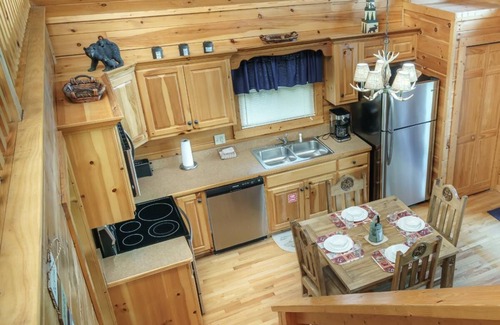 Black Bear Falls Cabina | 1BR Log Cabin w / Hot Tub, Pool Tbl, Arcade, cuero NUEVO, electrodomésticos NUEVOS!