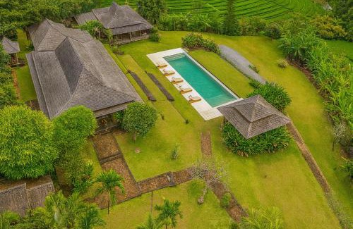 East Selemadeg Chalet De Esquí | Barefoot in the Heart