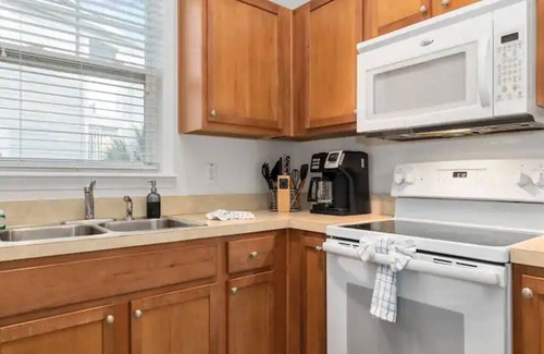 North Myrtle Beach Condominio | Barefoot Villa: Pools, Golf, Beach, Snowbirds