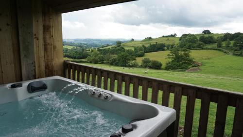 Llanfyllin Casa | Barley Cottage - 5* Cyfie Farm with log burner and private covered hot tub