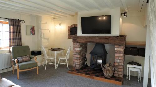 Llanfyllin Casa | Barley Cottage - 5* Cyfie Farm with log burner and private covered hot tub