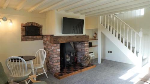 Llanfyllin Casa | Barley Cottage - 5* Cyfie Farm with log burner and private covered hot tub