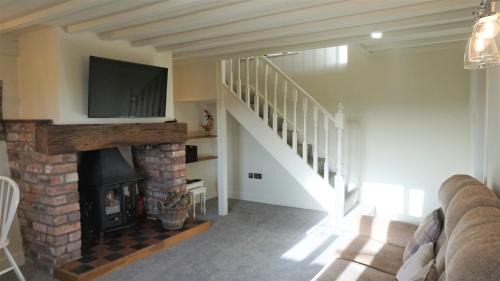Llanfyllin Casa | Barley Cottage - 5* Cyfie Farm with log burner and private covered hot tub