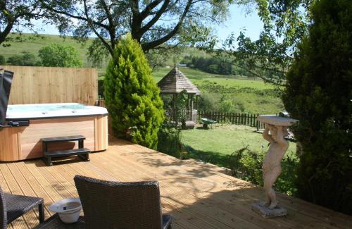 Mawr Cabina | Barn Cottage - Farm Park Stay with Hot Tub