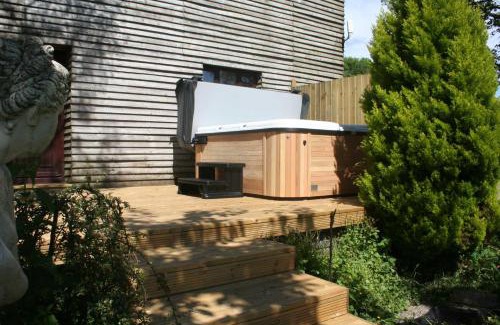 Mawr Cabina | Barn Cottage - Farm Park Stay with Hot Tub