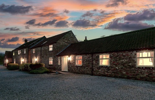 Beverley Cabaña | Barn House, Broadgate Farm Cottages - sl 8 in 4 bedrooms