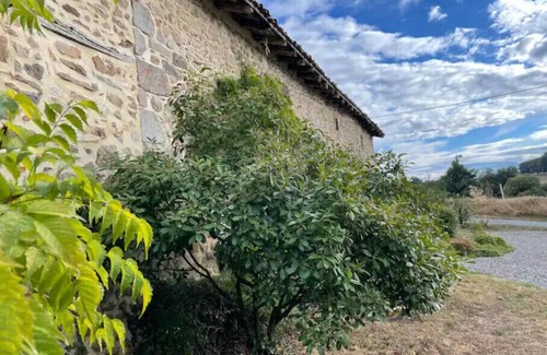 Chassenon Casa | Barn Long House with private pool, good for families, golf, walking and cycling