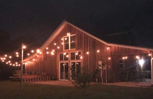 St. Cloud Casa | Barn Retreat with Hot Tub Centrally-located yet Secluded
