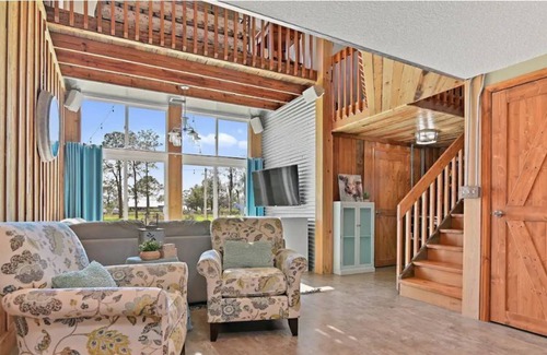 St. Cloud Casa | Barn Retreat with Hot Tub Centrally-located yet Secluded