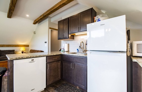 Stewartstown Casa | Barn Retreat with hot tub and patio!