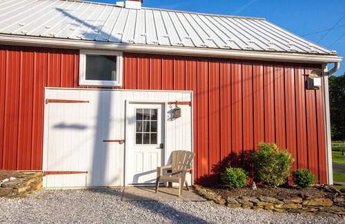 Stewartstown Casa | Barn Retreat with hot tub and patio!