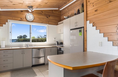 Taupo Casa | Barne the Bentley - Taupo Holiday Home
