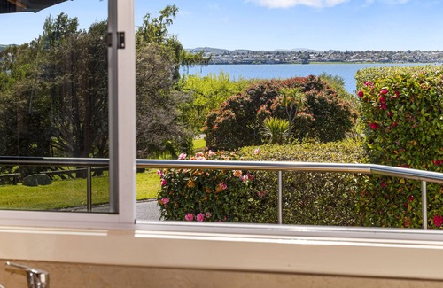 Taupo Casa | Barne the Bentley - Taupo Holiday Home