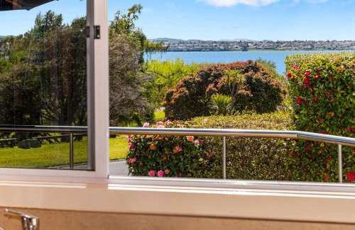 Wharewaka Casa | Barne the Bentley - Taupo Holiday Home