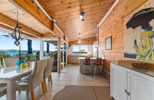 Wharewaka Casa | Barne the Bentley - Taupo Holiday Home
