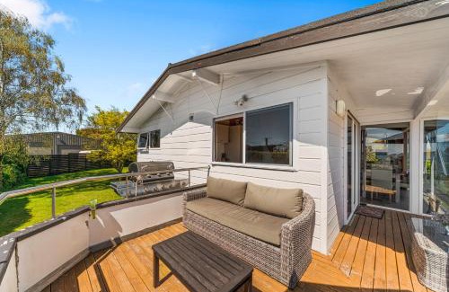 Wharewaka Casa | Barne the Bentley - Taupo Holiday Home