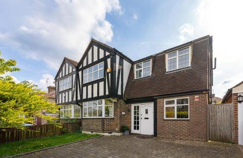 Oakleigh Apartamento | Barnet Serviced Accommodation - Elegant 5-Bedroom Home, Just a 7-Minute Stroll from High Barnet Station - Book Your Stay Today!"