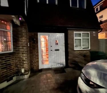 Oakleigh Apartamento | Barnet Serviced Accommodation - Elegant 5-Bedroom Home, Just a 7-Minute Stroll from High Barnet Station - Book Your Stay Today!"