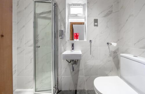 Oakleigh Apartamento | Barnet Serviced Accommodation - Elegant 5-Bedroom Home, Just a 7-Minute Stroll from High Barnet Station - Book Your Stay Today!"