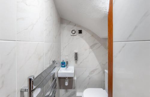 Oakleigh Apartamento | Barnet Serviced Accommodation - Elegant 5-Bedroom Home, Just a 7-Minute Stroll from High Barnet Station - Book Your Stay Today!"