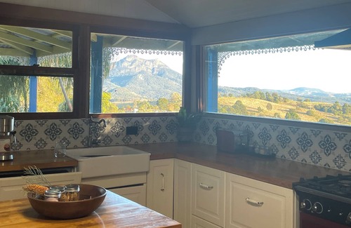 Barney View Cabaña | Barney Views Cottage. Stunning mountain views! Cosy woodfire & outdoor firepit!