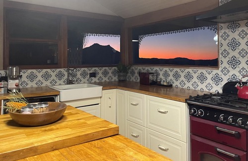 Barney View Cabaña | Barney Views Cottage. Stunning mountain views! Cosy woodfire & outdoor firepit!