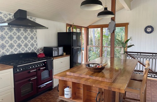 Barney View Cabaña | Barney Views Cottage. Stunning mountain views! Cosy woodfire & outdoor firepit!