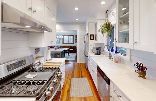 Barnstable Casa | Barnstable Beachfront Beauty, Heated Pool: 070-Ba