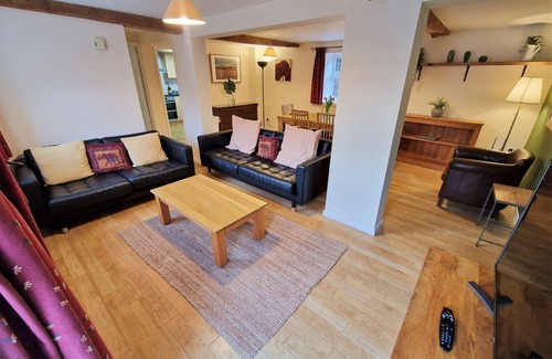Ivinghoe Cabaña | Barnyard Cottage - three bedroom barn conversion with free wi-fi