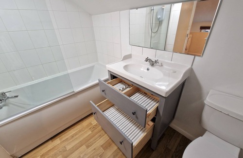 Ivinghoe Cabaña | Barnyard Cottage - three bedroom barn conversion with free wi-fi