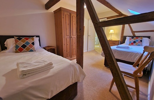 Ivinghoe Cabaña | Barnyard Cottage - three bedroom barn conversion with free wi-fi