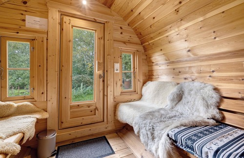 Barlt Alquiler De RV | Cabaña 'Das Fass' con terraza y jardín compartidos